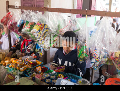 Scolari acquistare spuntini a scuola shop, Vientiane, Laos, in Asia. Foto Stock
