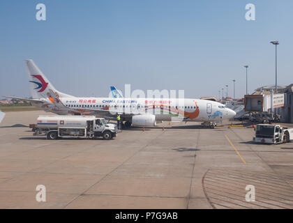 China Eastern Airlines aereo parcheggiato sulla pista, Vientiane, Laos, in Asia. Foto Stock