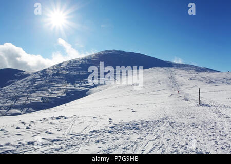 In inverno il paesaggio di montagna con Sun Foto Stock