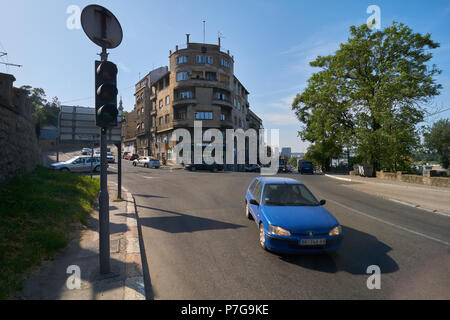 Belgrado, Serbia - Maggio 03, 2018: vista la mattina sul Bulevar vojvode Bojovica boulevard con auto blu di passaggio. Foto Stock