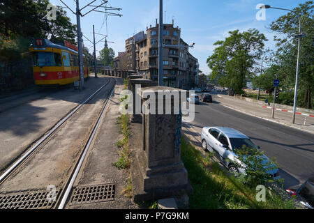 Belgrado, Serbia - Maggio 03, 2018: vista la mattina sul Bulevar vojvode Bojovica boulevard con tram rosso avvicina. Foto Stock