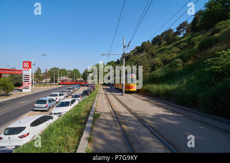 Belgrado, Serbia - Maggio 03, 2018: vista la mattina sul Bulevar vojvode Bojovica boulevard con red tram. Foto Stock