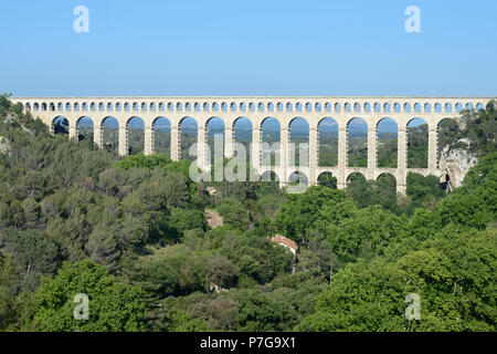 Acquedotto Roquefavor, costruito nel 1847 come parte del Canal de Marseille, Ventabren vicino a Aix-en-Provence Provence Francia Foto Stock