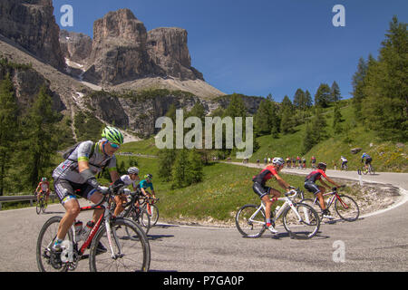 Sella Ronda Bike Day 2018 Sellaronda Ciclismo Dolomiti Passo Pordoi Val Gardena Mountain Pass Sella Campolongo Turismo Sportive ciclisti Maratona Dolomiti Foto Stock