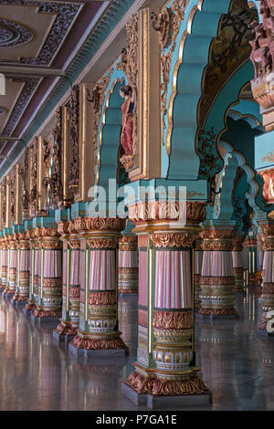 Mysuru, India - 2 Marzo 2018: Colonne in platea corridoio all'interno del Palazzo Reale, chiamato anche il Palazzo Ambavilas Foto Stock