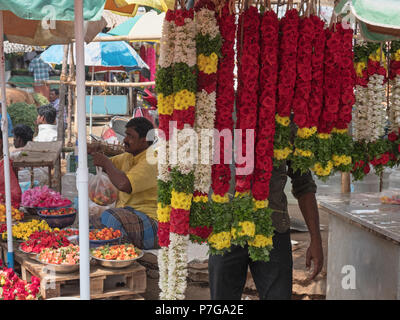 Madurai, India - 11 Marzo 2018: ghirlande per la vendita nel mercato dei fiori sul bordo della città. Essi sono ampiamente utilizzati per le dediche in rituali Hindu Foto Stock