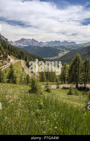 Un paesaggio vista su Corvara in Badia Colfosco dal Passo Gardena nelle Dolomiti le montagne delle Alpi Alto Adige Trentino Alto Adige Italia Europa Foto Stock