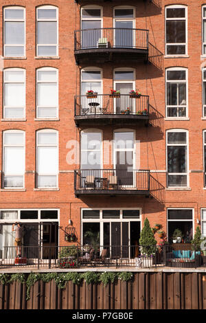 Vista di appartamento edificio esterno con finestre e balconi Foto Stock