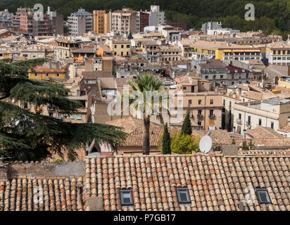 Girona, nella regione della Catalogna, Spagna settentrionale - tetti della città. Foto Stock