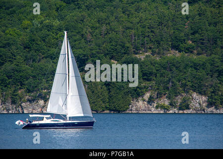 Barca a vela in barca a vela nella Baia di Willsboro NY Foto Stock