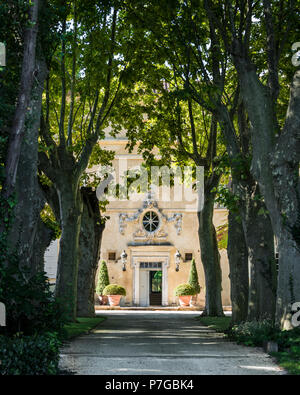 La facciata esterna con ombreggiato viale alberato viale di accesso al XVIII secolo chateaux in Saint Remy de Provence Foto Stock