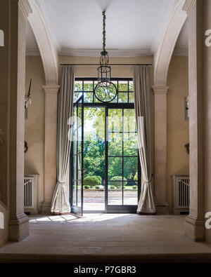 Doppia grande con porte ai giardini del xviii secolo chateaux, Saint Remy de Provence Foto Stock