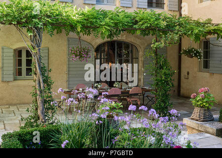 Giardino del xviii secolo chateaux in Saint Remy de Provence Foto Stock