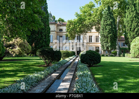 La facciata esterna e motivi del xviii secolo chateaux in Saint Remy de Provence Foto Stock