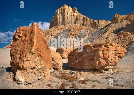 Rocce di bentonite intorno a Smoky Mountain Road nell'area di Nipple Bench vicino al lago Powell e al Grand Staircase Escalante National Monument, Utah, USA Foto Stock