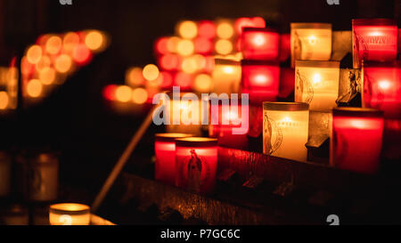 Preghiera linea candele una cabina nella cattedrale di Notre Dame di Parigi, Francia. Foto Stock