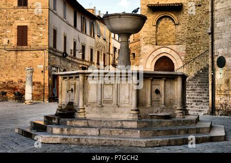 Bevagna, Perugia, Umbria, Italia: edifici medievali nella piazza principale della città, conosciuta come Piazza Silvestri Foto Stock