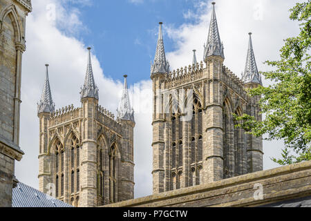 Le Twin towers all'estremità ovest della cattedrale medievale, Lincoln, Inghilterra. Foto Stock