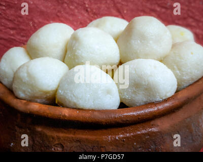 Dolce indiano Rasgulla anche sapere come Rosogolla, Roshogolla, Rasagola, Ras Gulla è un dessert sciropposo popolare in India. Focuse selettiva è utilizzata. Foto Stock