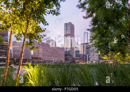 Merchandise Mart e gli edifici lungo il fiume Chicago incorniciato dal paesaggio Foto Stock