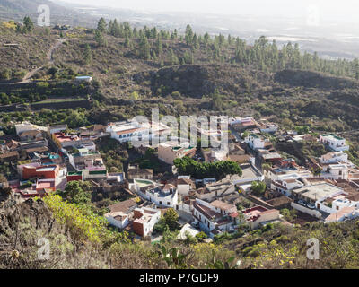 Tenerife, Isole Canarie - Chirche, un mirador sulla strada da Guia de Isora al Teide. Vista del villaggio dal mirador. Foto Stock