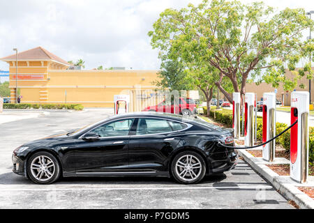 Homestead, Stati Uniti d'America - 2 Maggio 2018: primo piano della Tesla Super carica stazione elettrica nel centro commerciale per lo shopping con nessuno, auto parcheggiate presso il parcheggio Foto Stock