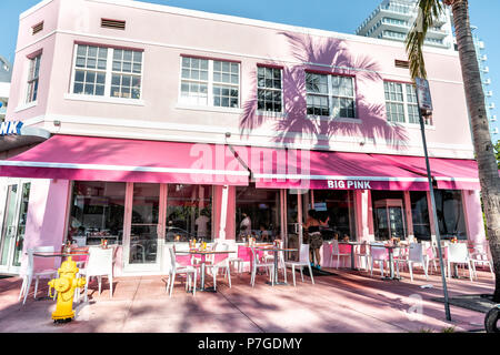 Miami Beach, Stati Uniti d'America - 5 Maggio 2018: Big Pink diner, ristorante, cafe a Ocean Drive Art Deco district sulla giornata soleggiata con seduta fuori area vuota, tabelle Foto Stock