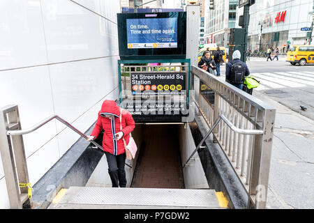 La città di New York, Stati Uniti d'America - 30 Ottobre 2017: persone in ingresso, uscita Uscita metropolitana stazione della metropolitana entrata a 34th Street Herald Square a NYC Manha Foto Stock