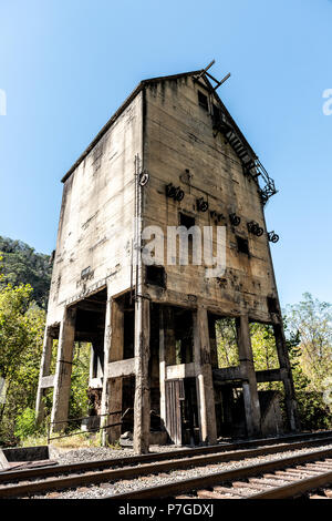 Abbandonato retrò caricamento di calcestruzzo terminale ricevente esterno dell'edificio in Thurmond, West Virginia città fantasma con una struttura di decadimento muri, finestre, ra Foto Stock