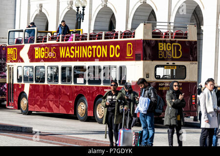 Washington DC, Stati Uniti d'America - 23 Novembre 2017: Union Station sul Columbus Circle con persone arrivate Big Bus Tours segno Foto Stock