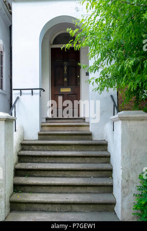 La scalinata in pietra che conduce alla porta anteriore della casa Foto Stock