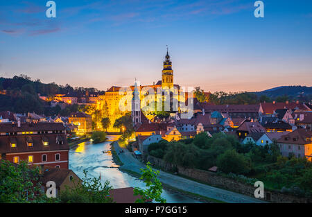 Vista notturna di Cesky Krumlov città vecchia in Repubblica Ceca. Foto Stock