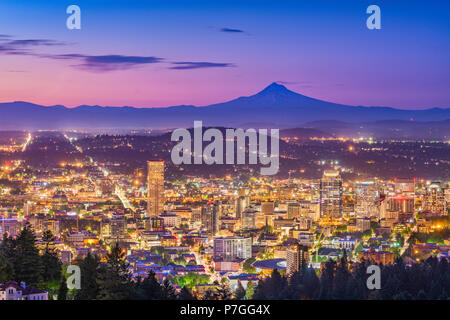 Portland, Oregon, Stati Uniti d'America skyline del centro con Mt. Il cofano.