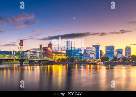 Portland, Oregon, Stati Uniti d'America skyline al tramonto sul fiume Willamette. Foto Stock