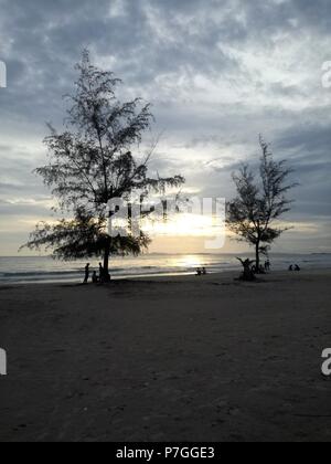 Bel tramonto a Otres Spiaggia, a Sihanoukville, Cambogia Foto Stock