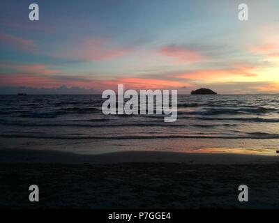 Bel tramonto a Otres Spiaggia, a Sihanoukville, Cambogia Foto Stock