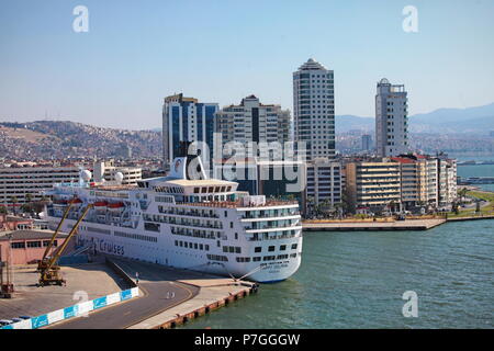 IZMIR, Turchia - 22 Giugno 2011: vista panoramica del lungomare di Izmir, Turchia Foto Stock