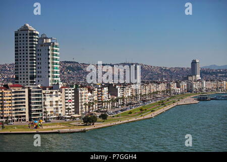 IZMIR, Turchia - 22 Giugno 2011: vista panoramica del lungomare di Izmir, Turchia Foto Stock