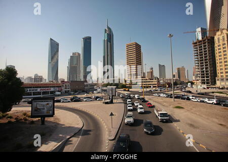 KUWAIT CITY, Kuwait - 12 Novembre 2013: Skyline di Kuwait City, Medio Oriente Foto Stock