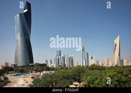 KUWAIT CITY, Kuwait - 12 Novembre 2013: Skyline di Kuwait City, Medio Oriente Foto Stock