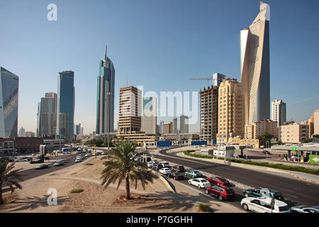 KUWAIT CITY, Kuwait - 12 Novembre 2013: Skyline di Kuwait City, Medio Oriente Foto Stock