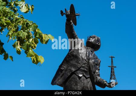 Statua di Sir Robert Alexander Watson-Watt pioniere del radar, Brechin, Angus, Scozia. Foto Stock