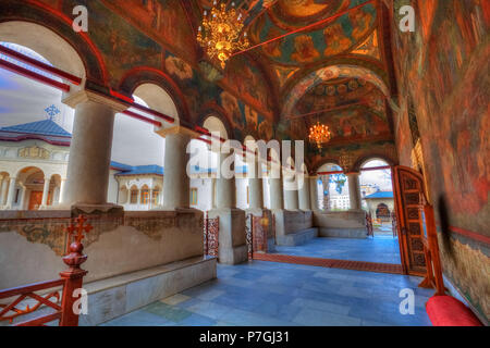 Quadri artistici con temi religiosi nella sala di ingresso della chiesa patriarcale di Bucarest, Romania, Europa orientale Foto Stock