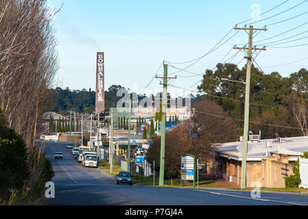 Il famoso Bowral ciminiera in mattoni sovrasta la fabbrica con lo stesso nome in Bowral NSW, Australia Foto Stock