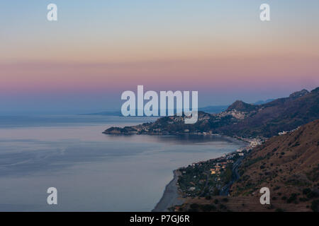 Baia di Taormina all'alba visto da Forza d'Agrò, Sicilia, Italia Foto Stock