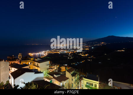 Baia di Taormina ed il vulcano Etna al tramonto visto da di Castelmola, Sicilia, Italia Foto Stock