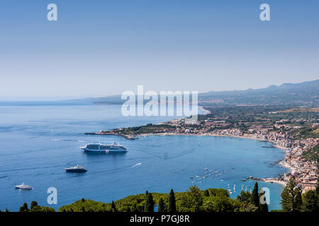 Baia di Taormina in un giorno di estate visto dal Teatro Greco di Taormina, Sicilia, Italia Foto Stock