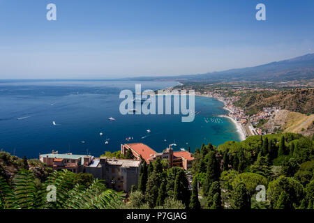 Baia di Taormina in un giorno di estate visto dal Teatro Greco di Taormina, Sicilia, Italia Foto Stock