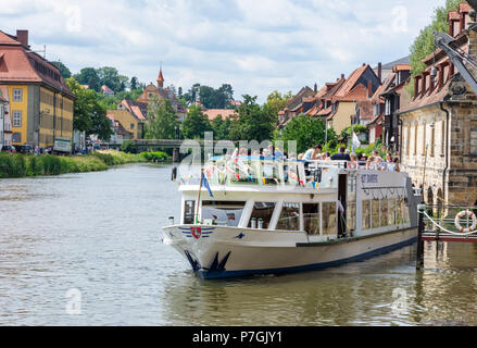 BAMBERG, Germania - 19 giugno: turisti su una nave passeggeri al fiume Regnitz a Bamberg in Germania il 19 giugno 2018. Foto Stock