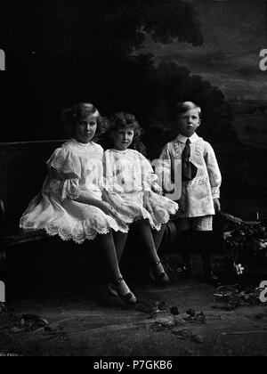 Inglese: i bambini del IX Duca di Beaufort: Blanche Linnie, Diana Maud Nina e Henry Arthur Hugh FitzRoy Somerset . Dal 1905 90 bambini del IX Duca di Beaufort - Speaight Foto Stock